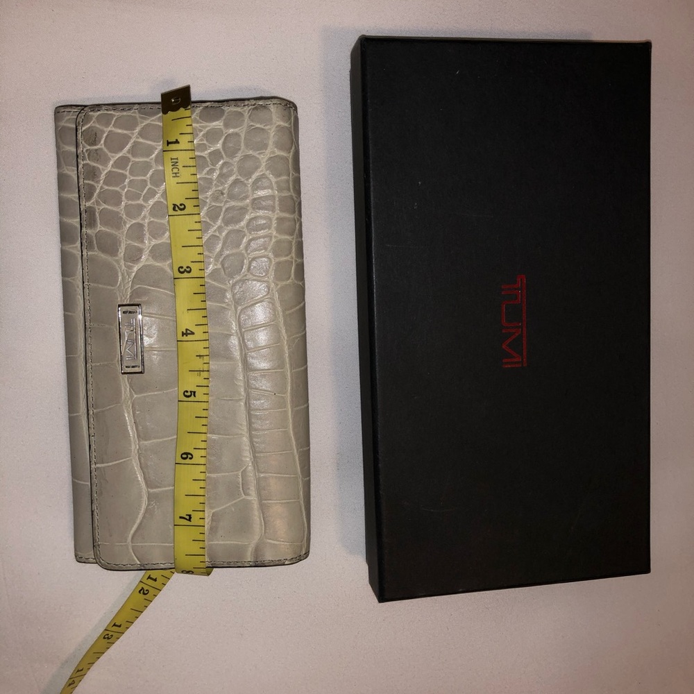Tumi Wallet Light Grey 🤩 - Picture 7 of 8